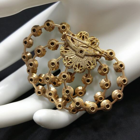 Lisa Jewels Peridot Green Rhinestone Brooch, Gold Plated, 1950s Vintage Jewelry - Picture 4 of 10